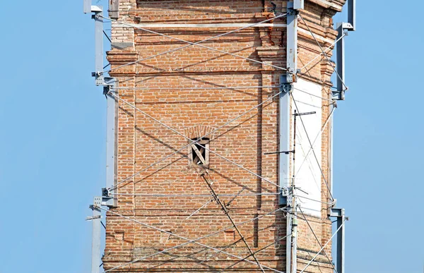 Torre sineira em renovação após o terremoto — Fotografia de Stock