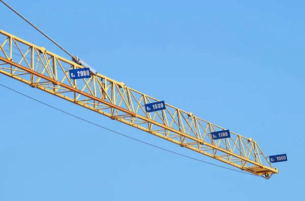 Stavební průmysl věžový jeřáb proti jasné modré oblohy — Stock fotografie