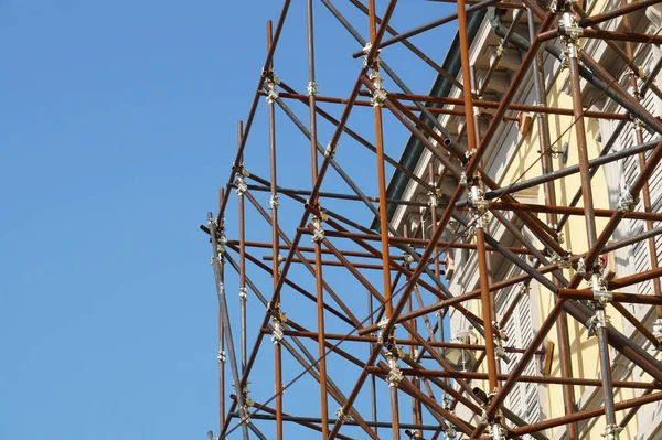 Andaimes de metal na construção e fundo céu azul — Fotografia de Stock