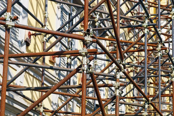 Metal scaffolding in building and blue sky background — Stock Photo, Image