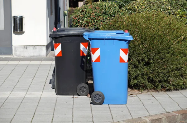Цветные мусорные баки, чтобы помочь отделить и перерабатывать — стоковое фото