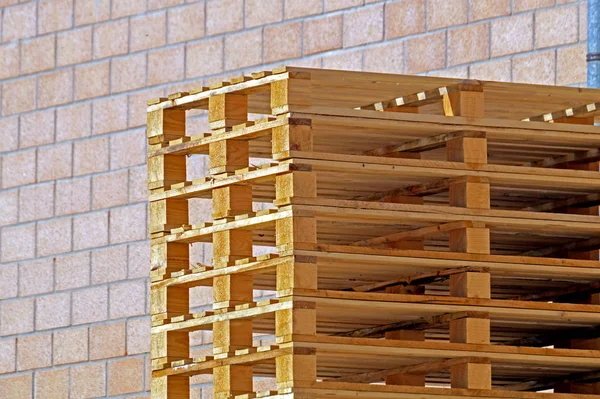 Grande pile de palettes en bois pour la logistique — Photo