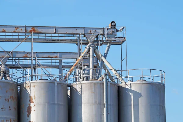 Silo de arquitectura industrial, grandes tanques de hormigón para almacenamiento de materiales a granel bajo el cielo azul — Foto de Stock