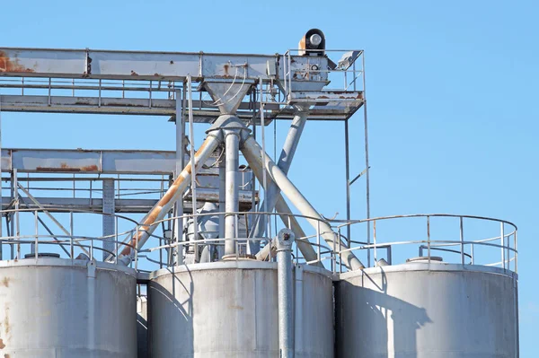 Silo de arquitectura industrial, grandes tanques de hormigón para almacenamiento de materiales a granel bajo el cielo azul — Foto de Stock