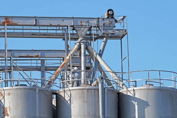 Silo de arquitectura industrial, grandes tanques de hormigón para almacenamiento de materiales a granel bajo el cielo azul — Foto de Stock