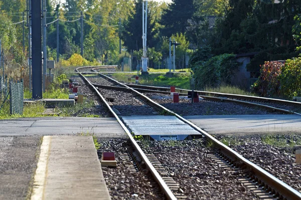 Plataformas vacías sin trenes y personas en la estación de tren terminal —  Fotos de Stock