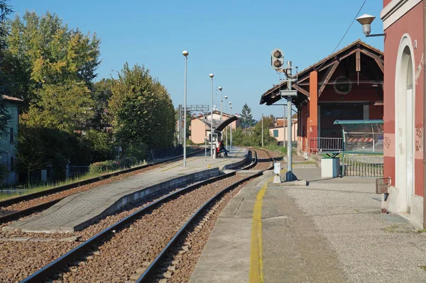 Tom plattformar utan tåg och personer på terminal järnvägsstation — Stockfoto