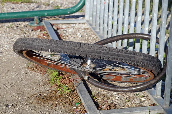 Räder ohne Fahrrad an Stadttor montiert — Stockfoto