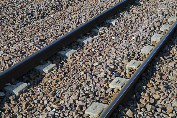 Vías del tren vista retroiluminada diagonalmente —  Fotos de Stock