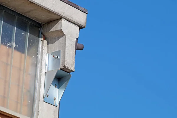 Bâtiment de grande hauteur en construction contre ciel bleu, Concept industriel — Photo