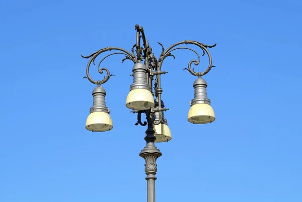 Lampe moderne éclairage public — Photo