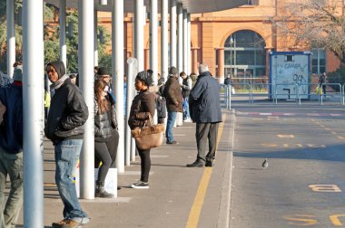 Milan, İtalya - 27 Ekim 2016: Milano bir otobüs durağında insanlar bekler. 1rd en kalabalık olduğu bu şehir