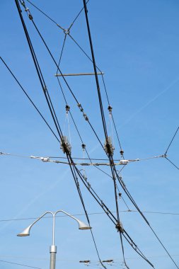 elektrik hatları tramvay, otobüs hareket için gerekli.