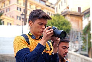 Roma İtalya, 12 Ekim 2015: Turist Spagna Meydanı'nda selfie alıyor ,