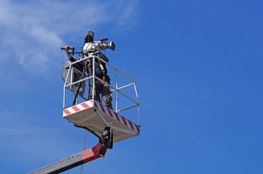 Milano , İtalya -10 Kasım 2015 : Hava çalışma platformunda çalışan kameraman