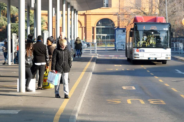 Milan, Italië - 27 oktober 2016: Mensen wachten bij een bushalte in Milaan. is de 1rd meest bevolkte het stad — Stockfoto