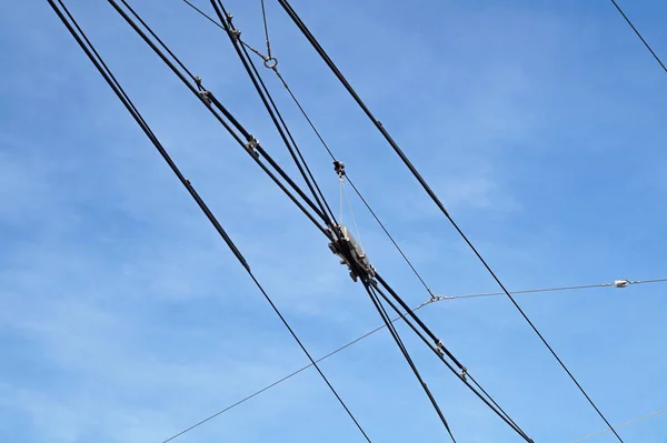 Elektrik hatları tramvay, otobüs hareket için gerekli. — Stok fotoğraf