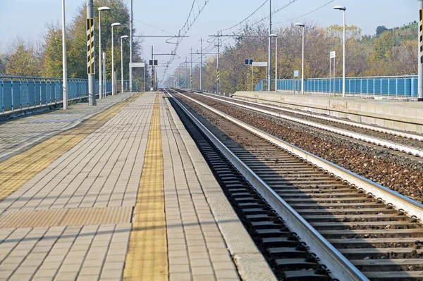 Leere Bahnsteige ohne Züge und Menschen am Kopfbahnhof — Stockfoto