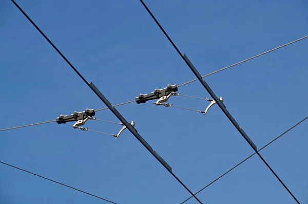 Linhas elétricas necessárias para o movimento de ônibus de carrinho. fios de eléctrico — Fotografia de Stock