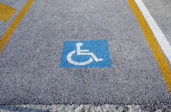 Znak pozwolenia na parkowanie dla niepełnosprawnych malowany na ulicy — Zdjęcie stockowe