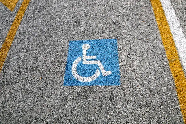 Placa de licença de estacionamento para deficientes pintada na rua — Fotografia de Stock