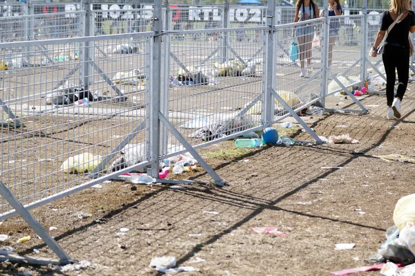 Rome Italië, 15 November 2015: afval na een gebeurtenis. die vuile gebieden een muzikale concert — Stockfoto