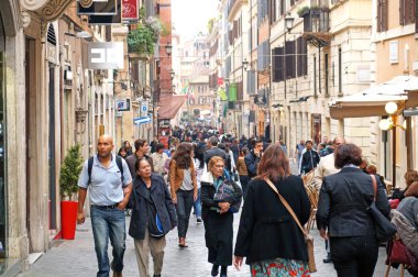 Rome, İtalya - 6 Ekim 2015: Roma Della Vite 6 Ekim 2015 doğum Via. Via Della Vite bir meşgul ve şık Roma, İtalya'nın sokaktır.