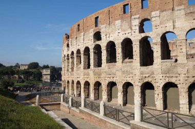 Rome, İtalya - 19 Haziran: Colosseum veya Coliseum, olarak da bilinen Flavius anfi tiyatro Roma, İtalya 19 Haziran 2015 tarihinde gelen birçok turist.