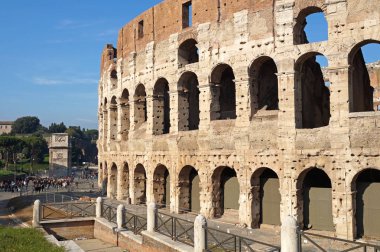 Rome, İtalya - 19 Haziran: Colosseum veya Coliseum, olarak da bilinen Flavius anfi tiyatro Roma, İtalya 19 Haziran 2015 tarihinde gelen birçok turist.