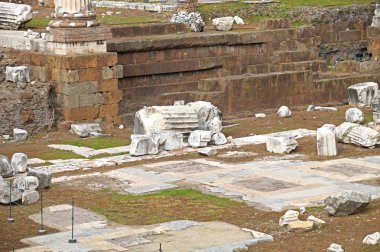 Roman Forum, Saturns tapınağın ön planda odaklanmak görünümünü. Antik kalıntıları Roma, İtalya.