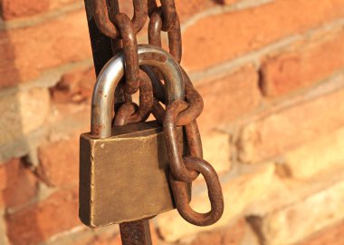 Asma kilit ile kapalı paslı metal geçit