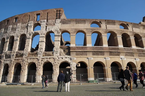 ROMA, ITALIA - 19 GIUGNO: Molti turisti visitano il Colosseo o Colosseo, noto anche come Anfiteatro Flavio a Roma il 19 giugno 2015 . — Foto Stock