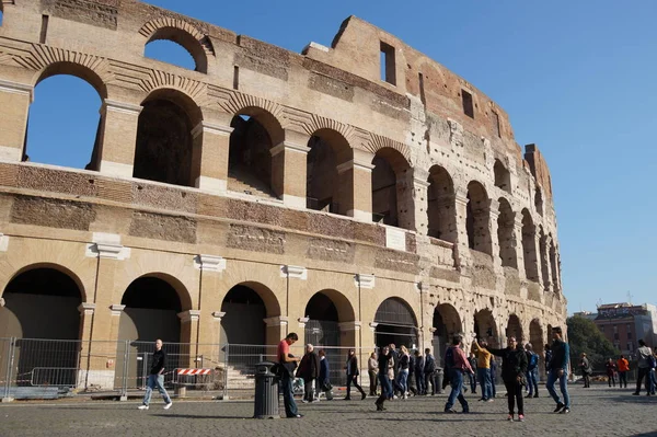 ROMA, ITÁLIA - JUNHO 19: Muitos turistas que visitam o Coliseu ou Coliseu, também conhecido como o Anfiteatro Flaviano em Roma, Itália, em 19 de junho de 2015 . — Fotografia de Stock