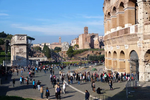 ROMA, ITÁLIA - JUNHO 19: Muitos turistas que visitam o Coliseu ou Coliseu, também conhecido como o Anfiteatro Flaviano em Roma, Itália, em 19 de junho de 2015 . — Fotografia de Stock