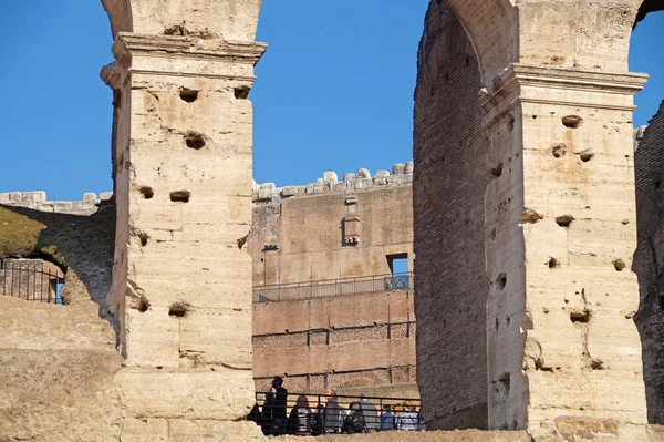ROMA, ITALIA - 19 GIUGNO: Molti turisti in visita al Colosseo o Colosseo, noto anche come Anfiteatro Flavio, in data 2015 . — Foto Stock
