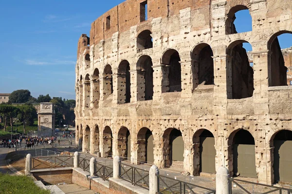 ROMA, ITALIA - 19 GIUGNO: Molti turisti visitano il Colosseo o Colosseo, noto anche come Anfiteatro Flavio a Roma il 19 giugno 2015 . — Foto Stock