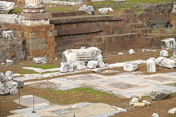 Veduta del Foro Romano, attenzione al Tempio di Saturno in primo piano. Antichi ruderi a Roma . — Foto Stock