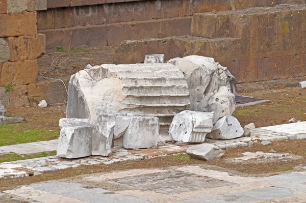 Veduta del Foro Romano, attenzione al Tempio di Saturno in primo piano. Antichi ruderi a Roma . — Foto Stock