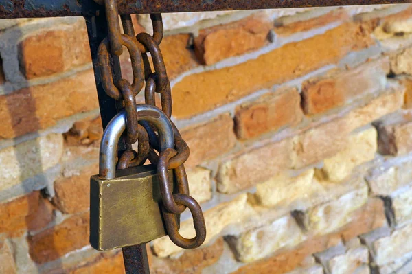 Asma kilit ile kapalı paslı metal geçit