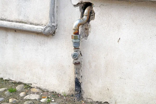 콘크리트 벽에 펌프에서 오래 된 파이프와 게이트 밸브 — 스톡 사진