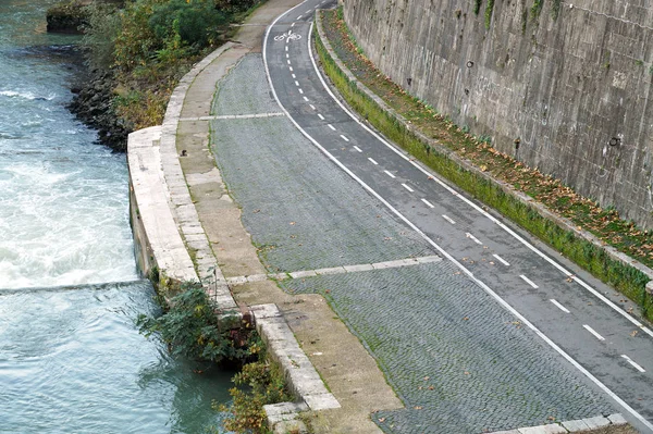 Bicycle path drawn on the asphalt road. Lanes for cyclists. Traffic signs and  safety. Cycleway — Stockfoto