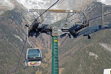 Dolomites, İtalya - 23 Aralık 2015: Nebelhorn dağa kış döneminde hareketli teleferik. Belgili tanımlık teklif etmek zirve manzaralarını kapatın.