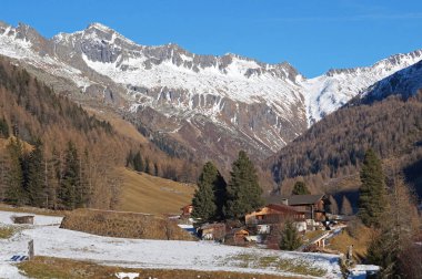 Herdem yeşil orman vadide ilk karla kaplı. Dolomites içinde peyzaj