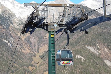 Dolomites, İtalya - 23 Aralık 2015: Nebelhorn dağa kış döneminde hareketli teleferik. Belgili tanımlık teklif etmek zirve manzaralarını kapatın.