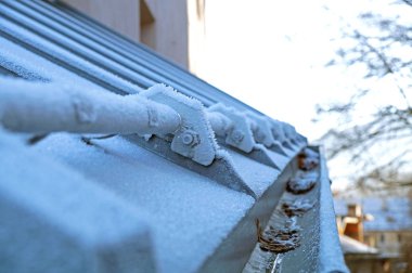 Çatıdan sarkan buz saçakları.