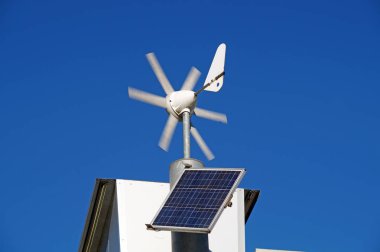 İç kullanım için mini rüzgar enerjisi ve güneş panelleri