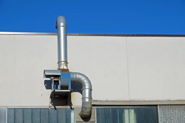 Bir endüstriyel havalandırma ile bina cephe