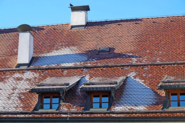 O gelo no telhado da casa de tijolos — Fotografia de Stock