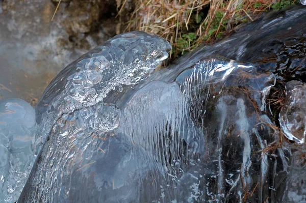 Primer plano cascada congelada en el hielo en los ahumados — Foto de Stock