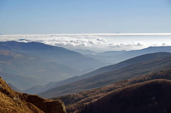 Horizon s mlhou fotografoval z vrcholu hory — Stock fotografie